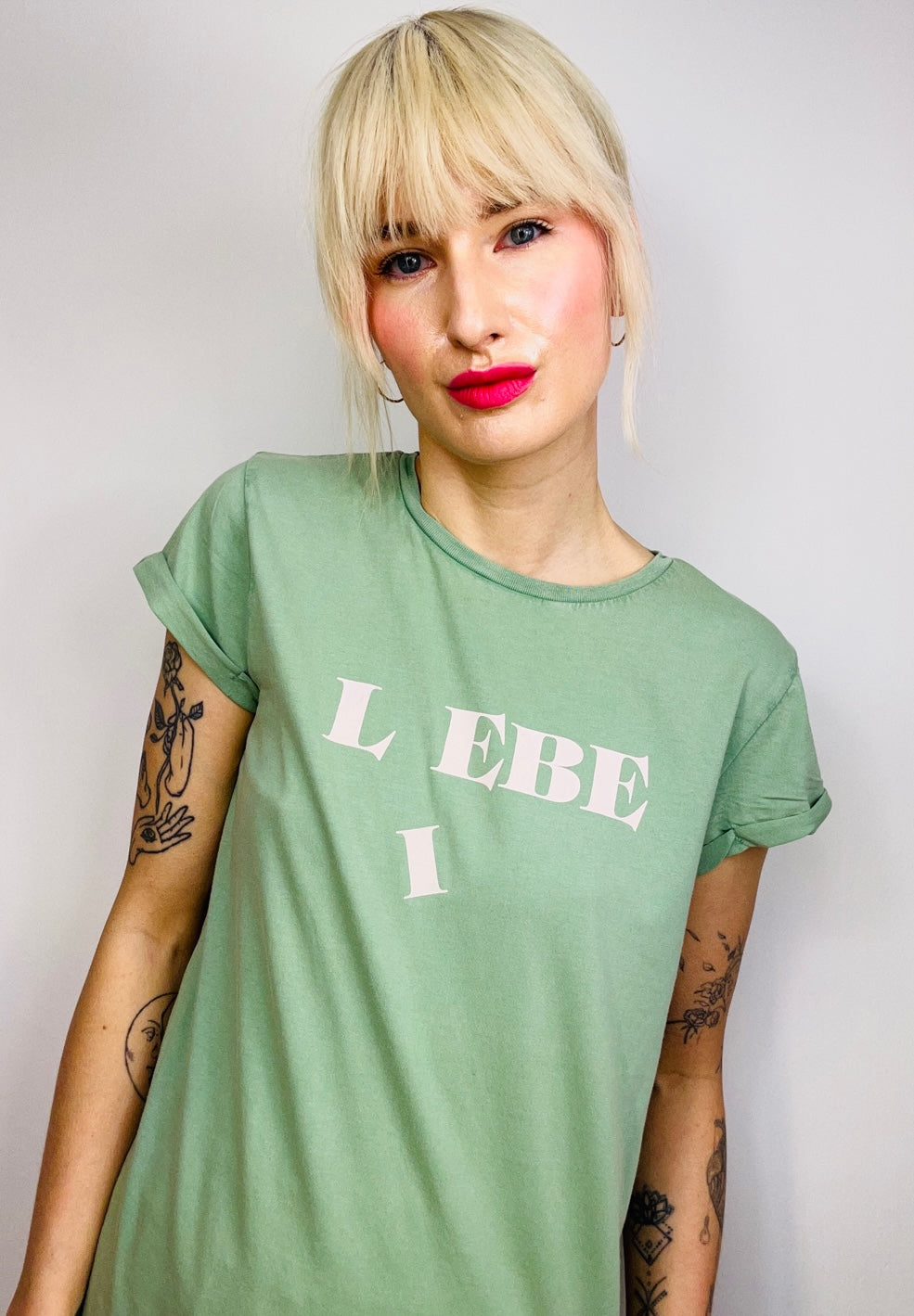 ikim-shirt-gruen-liebe-lebe-handbedruckt