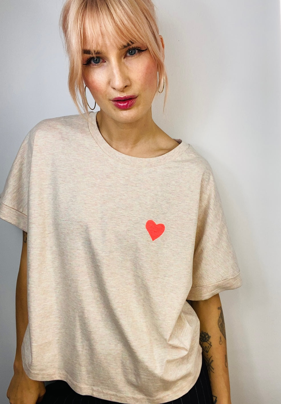 ikim-shirt-beige-meliert-wide-fit-herz-handbedruckt