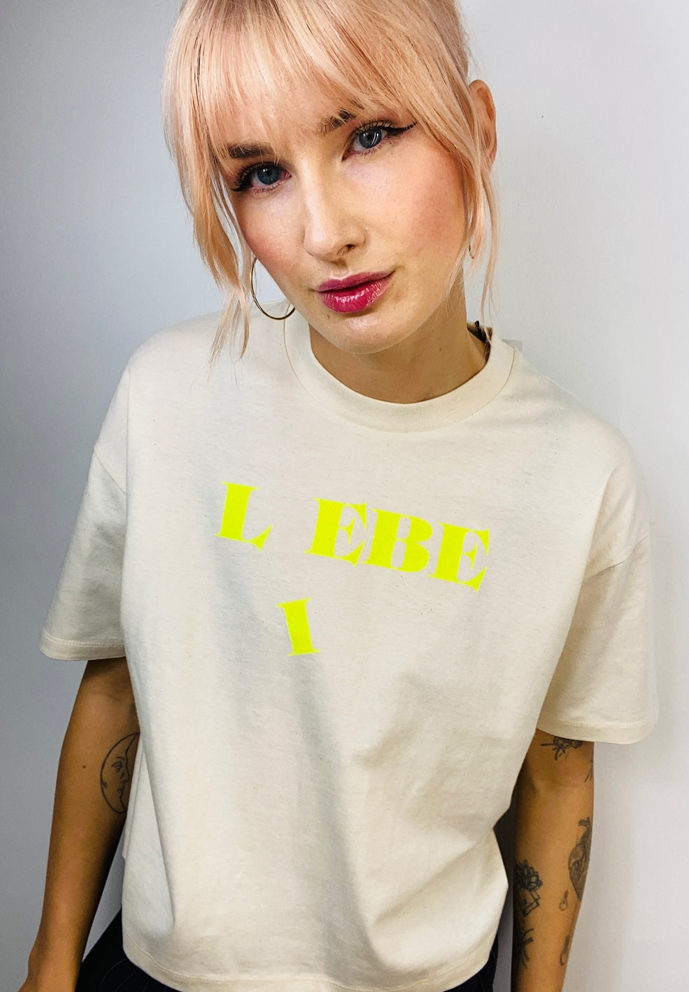 ikim-shirt-beige-liebe-lebe-handbedruckt