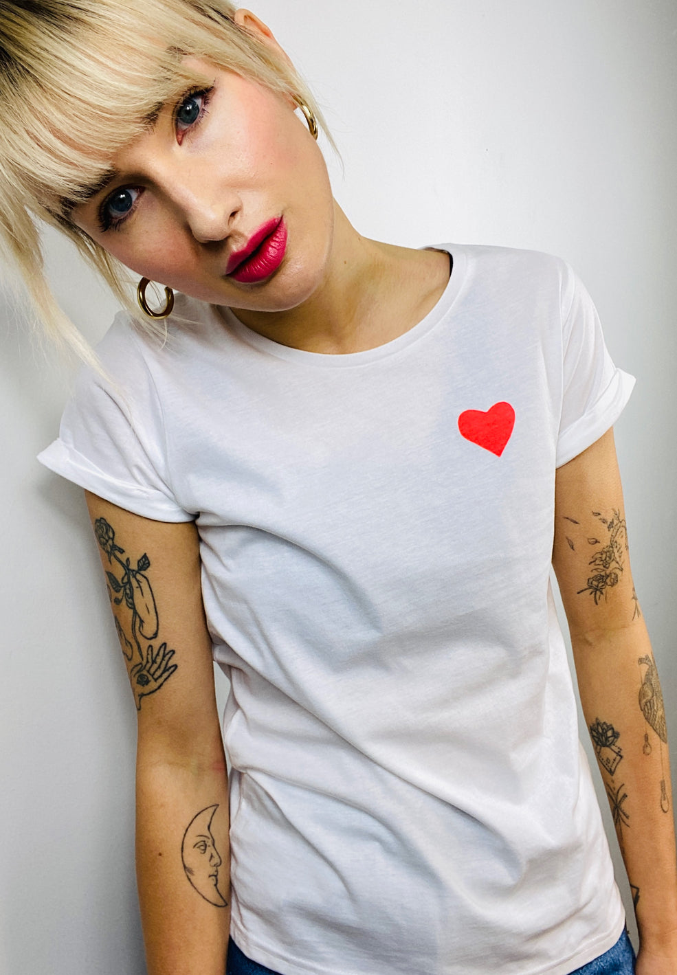ikim-shirt-weiss-herz-handbedruckt-rundhalsausschnitt