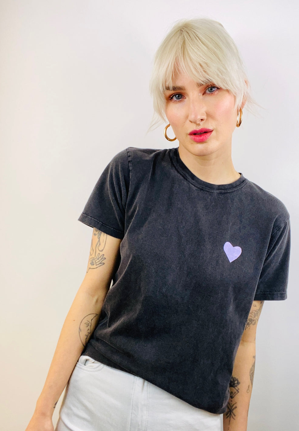 ikim-shirt-dunkelgrau-herz-lila-handbedruckt
